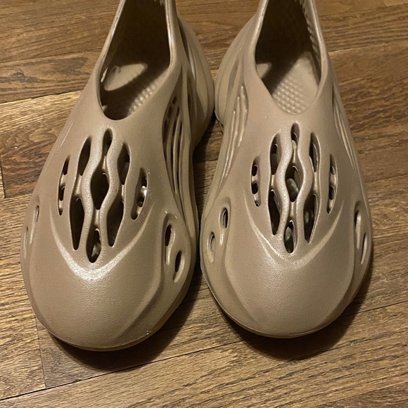 Light Taupe Slip-On Foam runners adidas Yeezy
